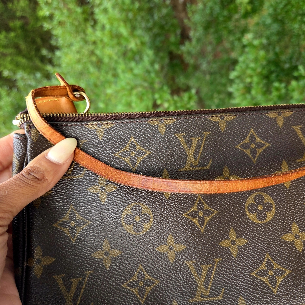 Louis Vuitton Monogram Pochette Shoulder/wristlet - Picture 3 of 8